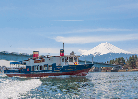 河口湖遊覧船「アンソレイユ号」